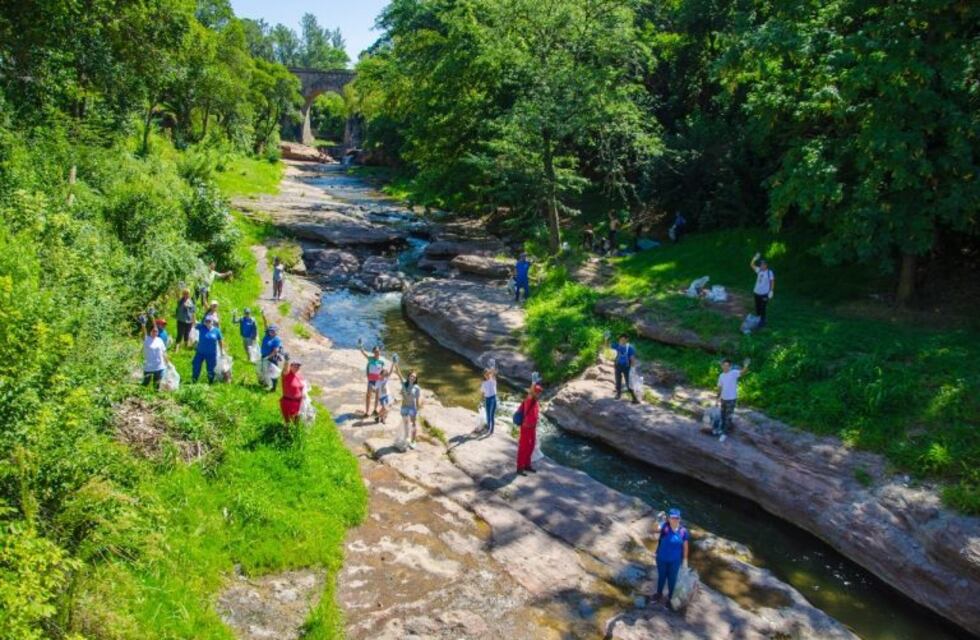 Primera jornada de limpieza del arroyo Saldán