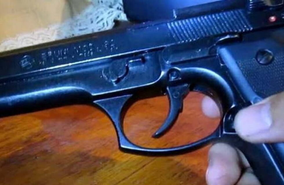 Un hombre le hizo una escena de celos a su ex y la amenazó con una pistola