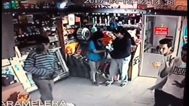 Filmaron a dos delincuentes que robaron un Pago Fu00e1cil a punta de pistola.