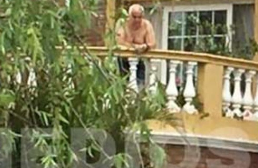 Herme Juárez aprovecha la prisión domiciliaria para tomar sol en la balcón de su mansión