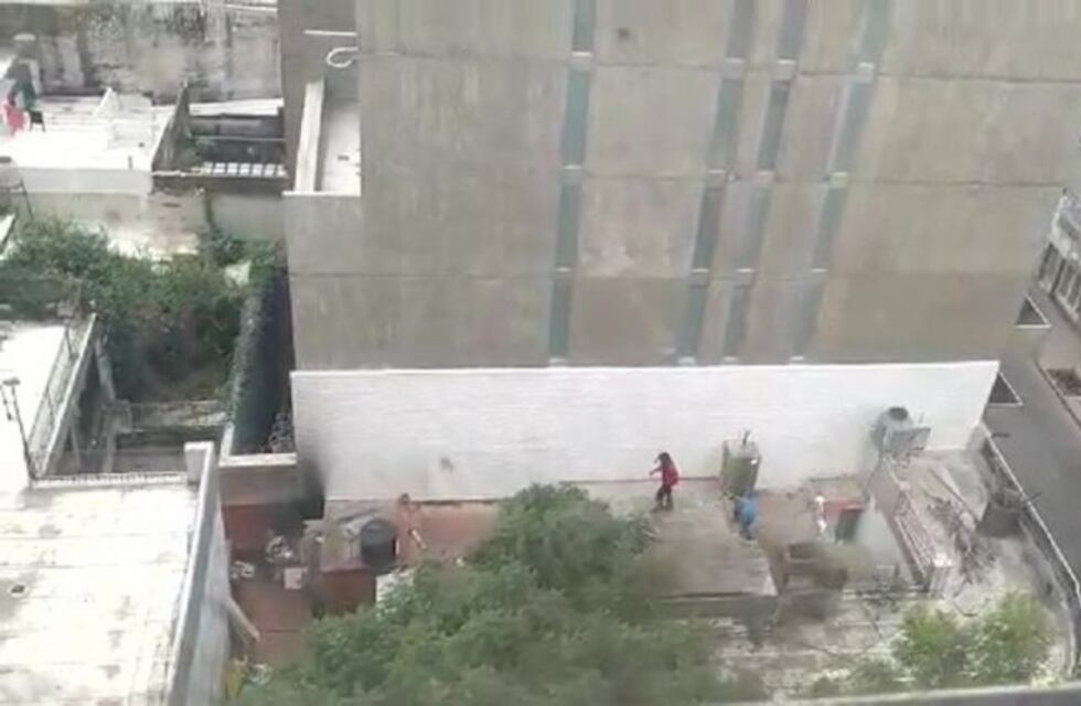 Registran en video presunta usurpación de vivienda a una cuadra de Tribunales