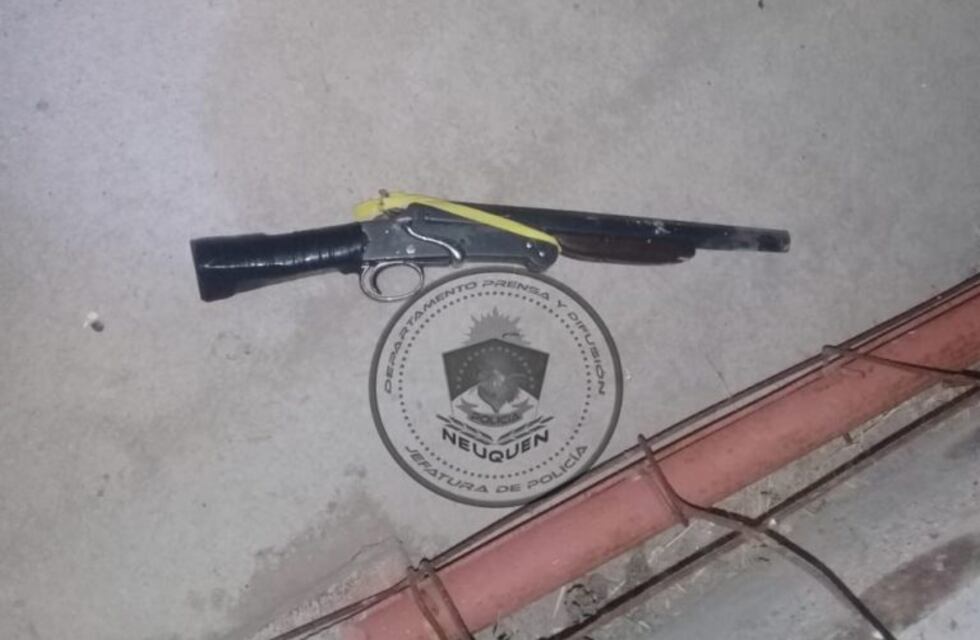 Detuvieron a dos hombres por estar a los tiros con una escopeta en plena calle