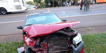 Dos autos chocaron de frente en Iguazú