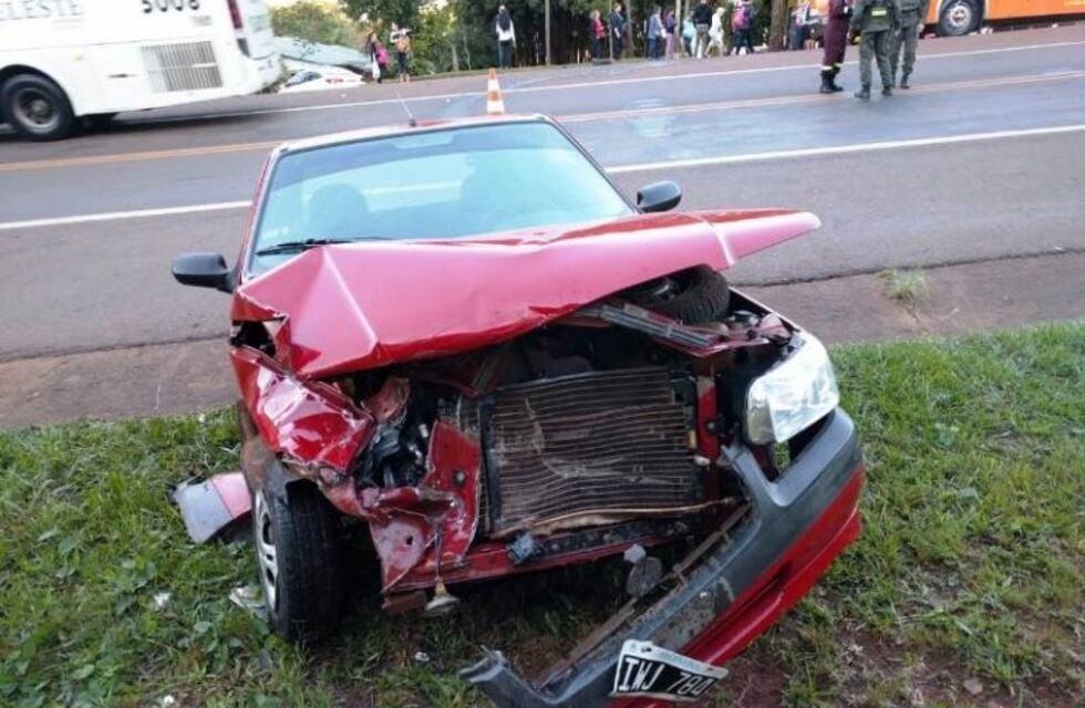 Dos autos chocaron de frente en Iguazú