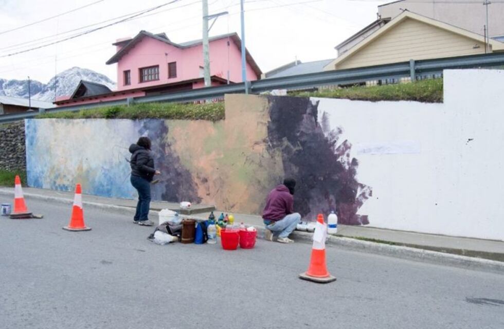 Veinte artistas plasman historia y cultura en las paredes de Ushuaia