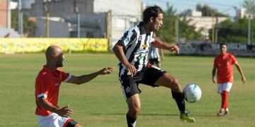 Leandro García marca a Julio Acosta