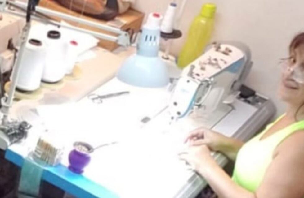 Solidaridad en plena cuarentena: una mujer fabrica barbijos y los regala a quienes los necesitan