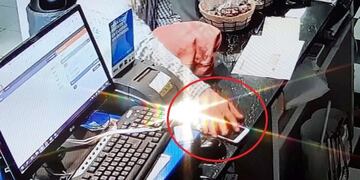 Robaron un celular en un restó y quedó todo filmado