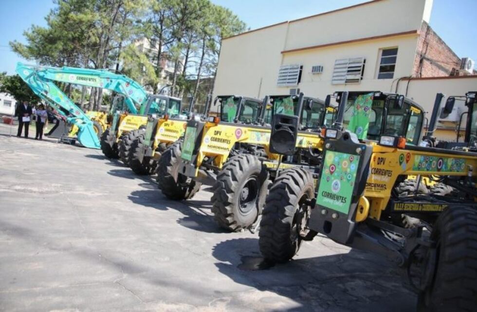 El Gobierno entregó maquinarias a Vialidad Provincial