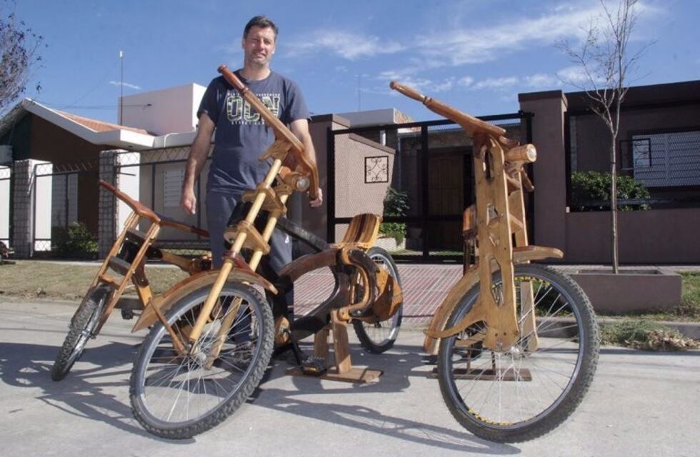 Fabrica bicicletas de madera y sueña con que todos las usen