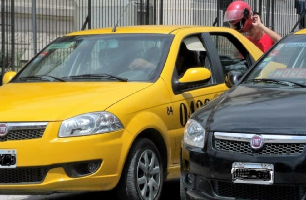 Un pasajero atacó con un cuchillo a un taxista y el hecho quedó registrado