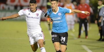 El juvenil es seguido de cerca por el nuevo entrenador de Racing\u002E (Archivo)