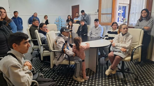 El Municipio entregó 12 becas deportivas.
