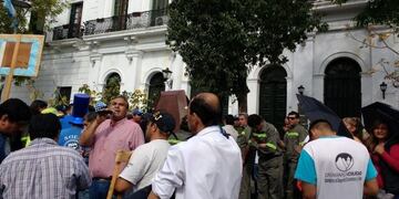 Los trabajadores del SOEM se congregaron frente a la Casa de Gobierno y arrojaron huevos\u002E