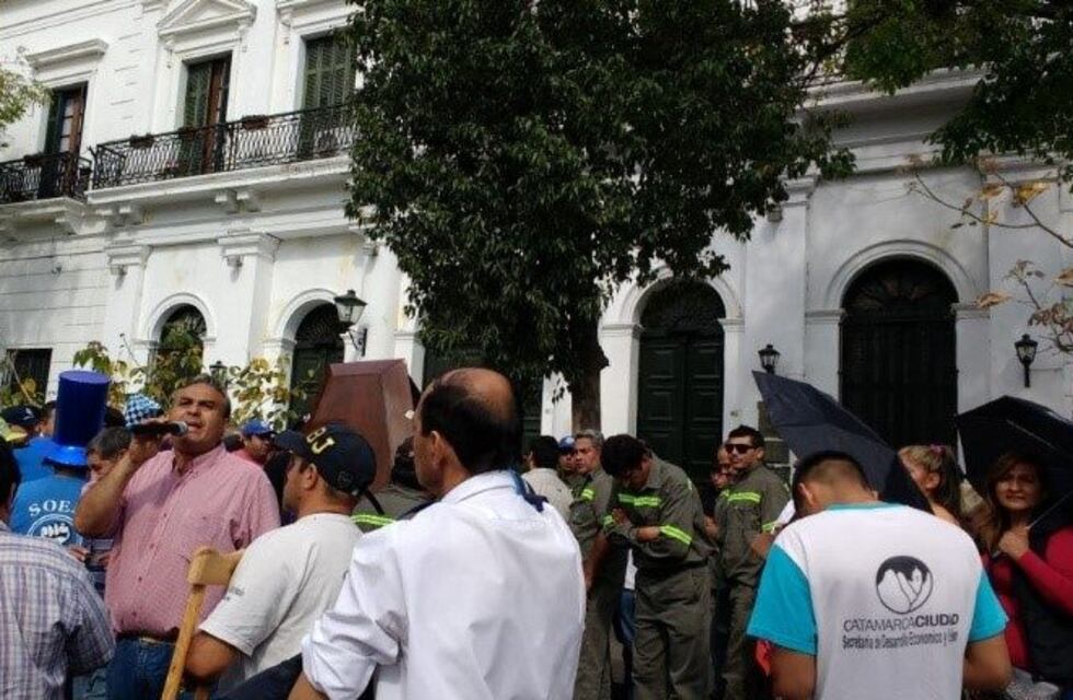 El Sidicato de Obreros y Empleados Municipales protesta frente a la Casa de Gobierno