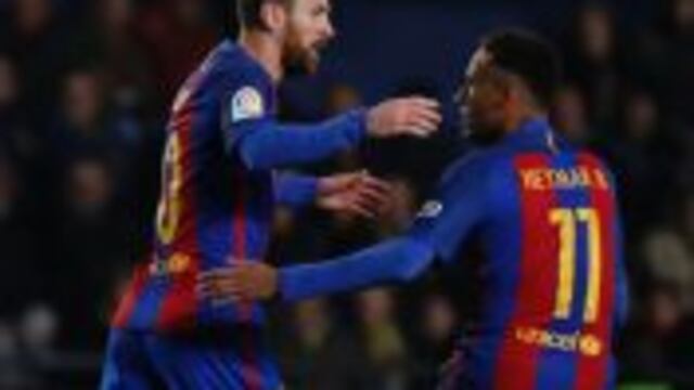 Barcelona's Argentinian forward Lionel Messi (L) celebrates with Barcelona's Brazilian forward Neymar after scoring during the Spanish league football match Villarreal CF vs FC Barcelona at El Madrigal stadium in Vila-real on January 8, 2017. / AFP PHOTO