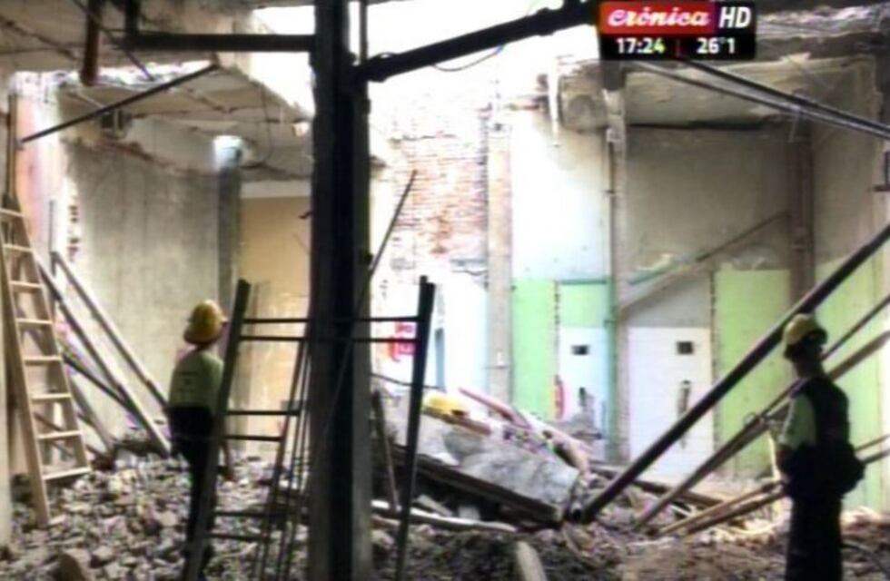 Al menos dos heridos por el derrumbe de una losa en la avenida Corrientes