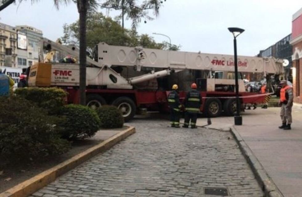 Una grúa chocó contra un puente en Puerto Madero y arrolló a una persona