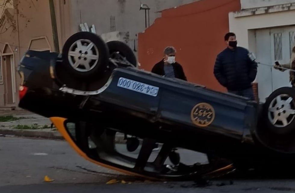Taxi volcó después de chocar con un auto particular en Santa Fe y Pascual Rosas
