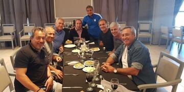 Bilardo junto a sus dirigidos (Twitter/dtnerypumpido)