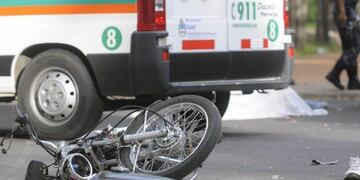 Segu00fan las primeras pericias, Coronel fue embestido por un Jeep Grand Cherokee, patente HSL257, que manejaba Cu00e9sar Salvatore Su00e1nchez, domiciliado en Dorrego\u002E