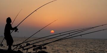 APTopix Mideast Saudi Arabia  - A Saudi man is seen fishing in the Red Sea city of Jiddah, Saudi Arabia, Saturday, Dec\u002E 13, 2008\u002E(AP Photo/Hassan Ammar) arabia saudita  arabia saudita un hombre pescando en el mar rojo vida cotidiana pesca pescadores