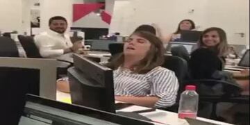 Una mujer fue felicitada por sus compañeros tras dormirse en el trabajo\u002E