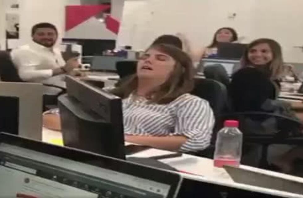 Una mujer se quedó dormida en el trabajo y los compañeros la "felicitaron" con una ovación