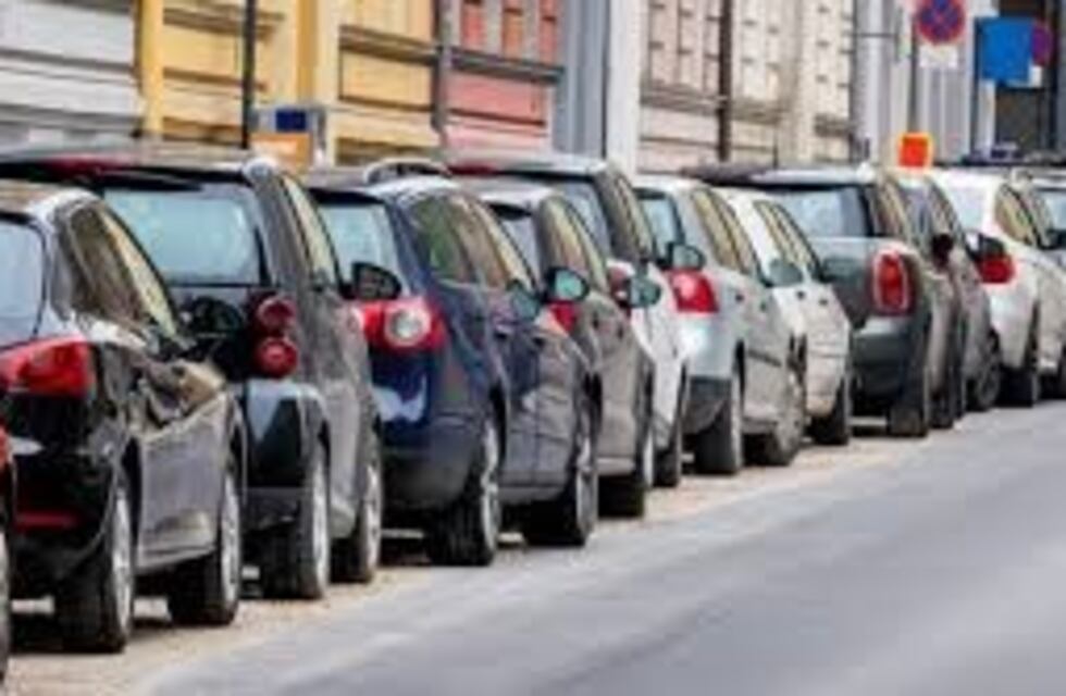 Un hombre dejó encerradas a dos menores en un auto y se fue al banco