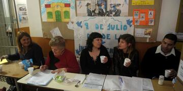 FISCALES DE MESA HACEN UN DESCANSO EN MEDIO DE LAS PASO