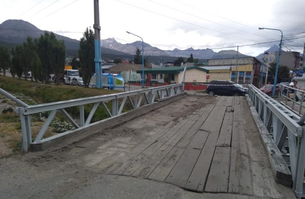 Precaución, puente cortado al tránsito en Ushuaia