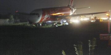 caida de un nuevo avion linea aerea AirAsia vuelo QZ8015 que se cayo por el mal tiempo hallan restos del avion y cuerpos sin vida de los pasajeros\r\n\r\nAn AirAsia passenger plane sits on the grassy portion of the runway after overshooting upon landing in windy weather at Kalibo airport in Kalibo township, Aklan province in central Philippines Tuesday, Dec\u002E 30, 2014\u002E Giovanni Hontomin, who is in charge of AirAsia Zest's operations, told The Associated Press crewmembers activated an emergency slide to help passengers disembark safely from the Airbus aircraft\u002E There were no immediate reports of injuries to the passengers and crew and the plane remained stuck on a grassy area near the runway’s end\u002E (AP Photo/Jun Aguirre) filipinas indonesia desaparicion avion linea aerea AirAsia vuelo QZ8015 accidentes aereos desapariciones aviones accidente aereo avion igual al que se cayo en el mar