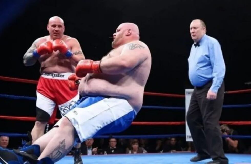 Video: un boxeador de 180 kilos fue brutalmente noqueado en su primera pelea