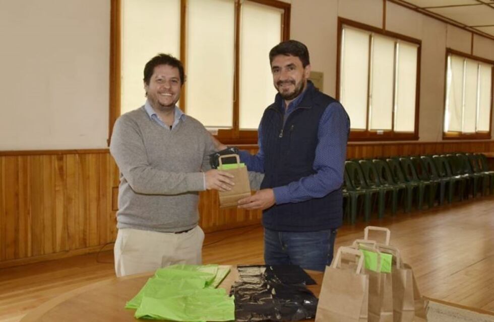 Carlos Saloniti repartió bolsas a sus funcionarios para que recolecten basura