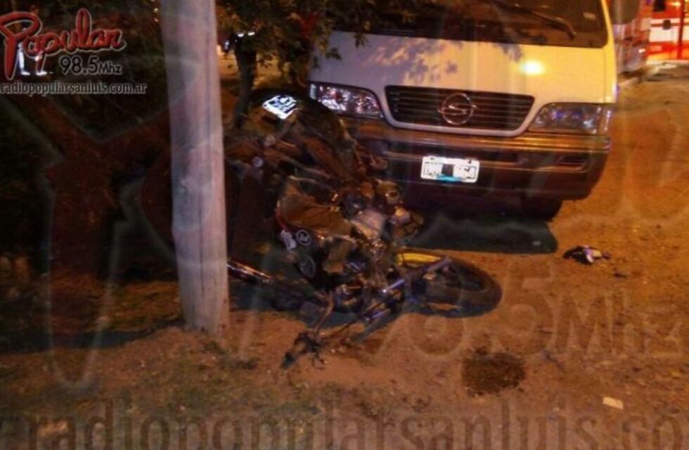 Motos que corrían picadas pasaron en rojo y una camioneta los embistió