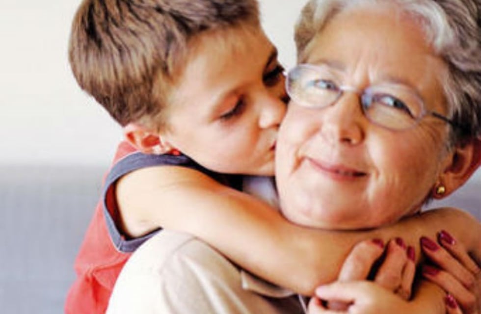 Abuelos prefieren no tener obligación de cuidar nietos