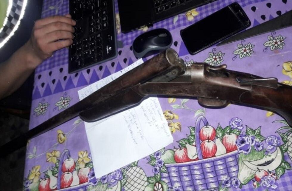Secuestran una escopeta tras un allanamiento en casa del sospechoso por robar una moto en la Capital