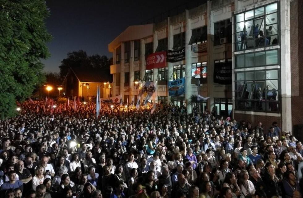 Una multitud se congregó en la Facultad de Ciencias Políticas para escuchar a Rafael Correa