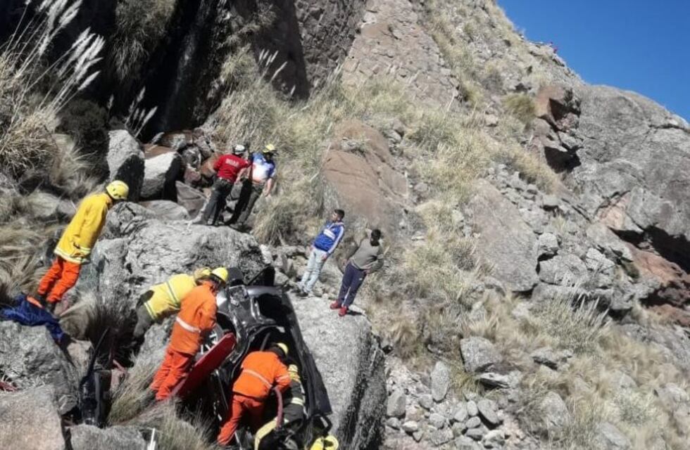 Vehículo con tres ocupantes cae 80 metros en un precipicio de las Altas Cumbres