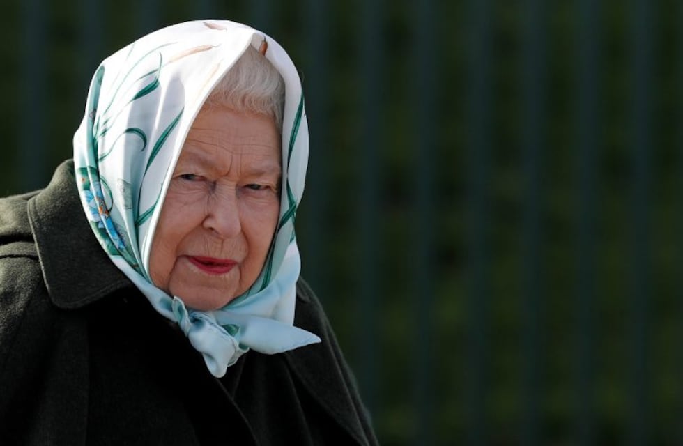 El coronavirus entró en el palacio de Buckingham y hay preocupación por la reina