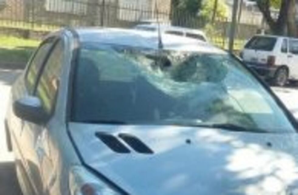 Desmantelaron un auto frente a una comisaría