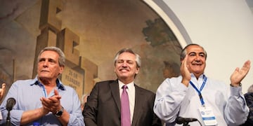 AME1639\u002E CIUDAD DE BUENOS AIRES (ARGENTINA), 08/11/2019\u002E- Fotografía cedida por el Frente de Todos que muestra al presidente electo de Argentina, el peronista Alberto Fernández (c), mientras se reúne con los representantes de la Confederación General del Trabajo (CGT) del país, en presencia de los secretarios generales de la organización, Héctor Daer (d) y Carlos Acuña (i), este viernes en Buenos Aires (Argentina)\u002E EFE/ Frente De Todos SOLO USO EDITORIAL/NO VENTAS