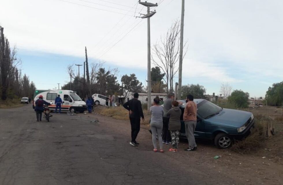 Violento choque entre un Fiat Uno y un Citroën Air Cross