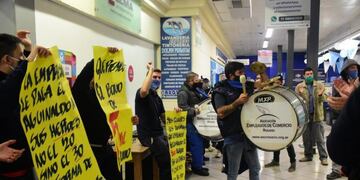 Fuerte protesta de trabajadores de Carrefour en Rosario (AEC)