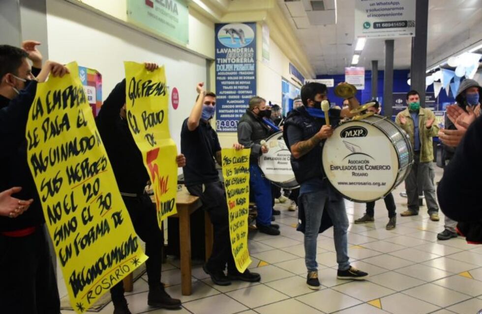 Fuerte protesta de empleados de Carrefour en reclamo de un bono