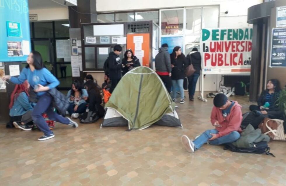 Abrazo simbólico a la Universidad y acampe de estudiantes del CUP