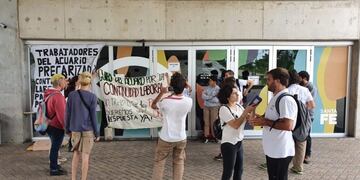 Un grupo de 50 becarios del Acuario realizó una protesta en reclamo de la prórroga de sus contratos (ATE)