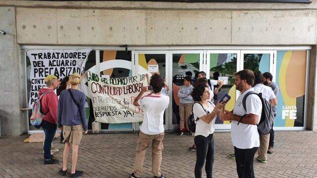Un grupo de 50 becarios del Acuario realizó una protesta en reclamo de la prórroga de sus contratos (ATE)