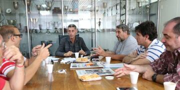El vicepresidente Cristian D'Amico (centro) estará al frente de un comité para gestionar y planificar el manejo del dinero\u002E (Prensa Newell's Old Boys)