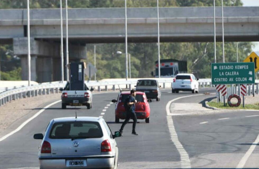 Falleció un peatón embestido por dos autos cerca del Tropezón